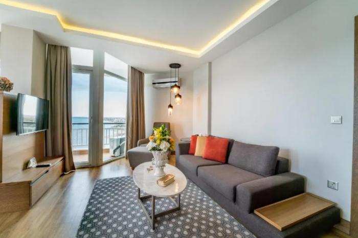 Salamis Bay Conti Resort Hotel & Casino Famagusta  Pokoj fotografie A living room in a modern apartment