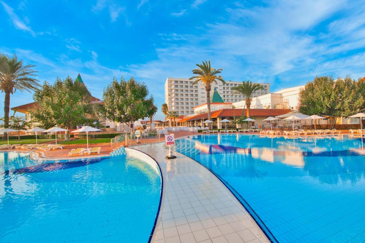 Salamis Bay Conti Resort Hotel & Casino Famagusta  Exteriér fotografie The resort's main pool