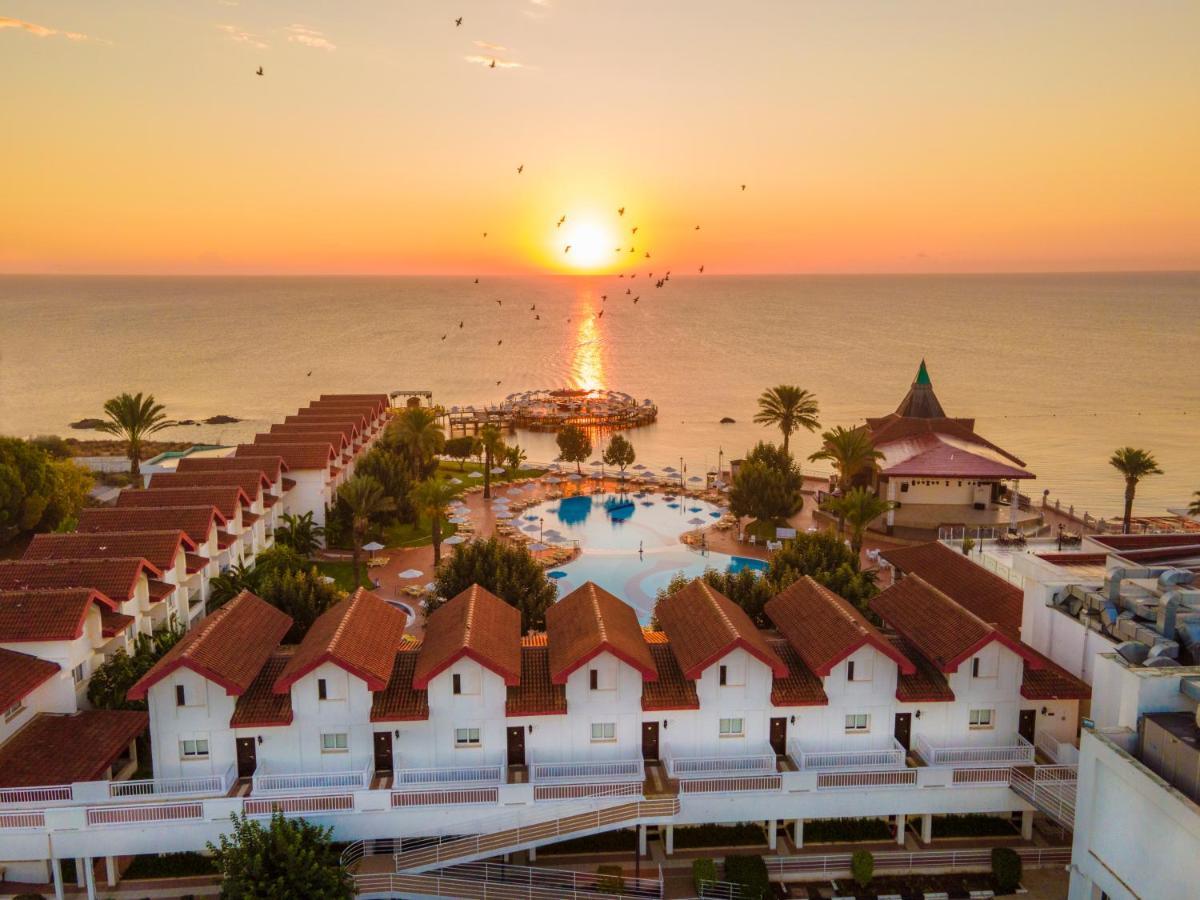 Salamis Bay Conti Resort Hotel & Casino Famagusta  Exteriér fotografie Sunset at the Iberostar Grand Hotel at Playa del Inglés, Gran Canaria