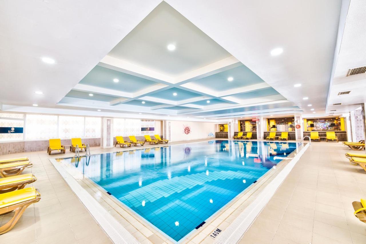 Salamis Bay Conti Resort Hotel & Casino Famagusta  Exteriér fotografie The swimming pool at the hotel