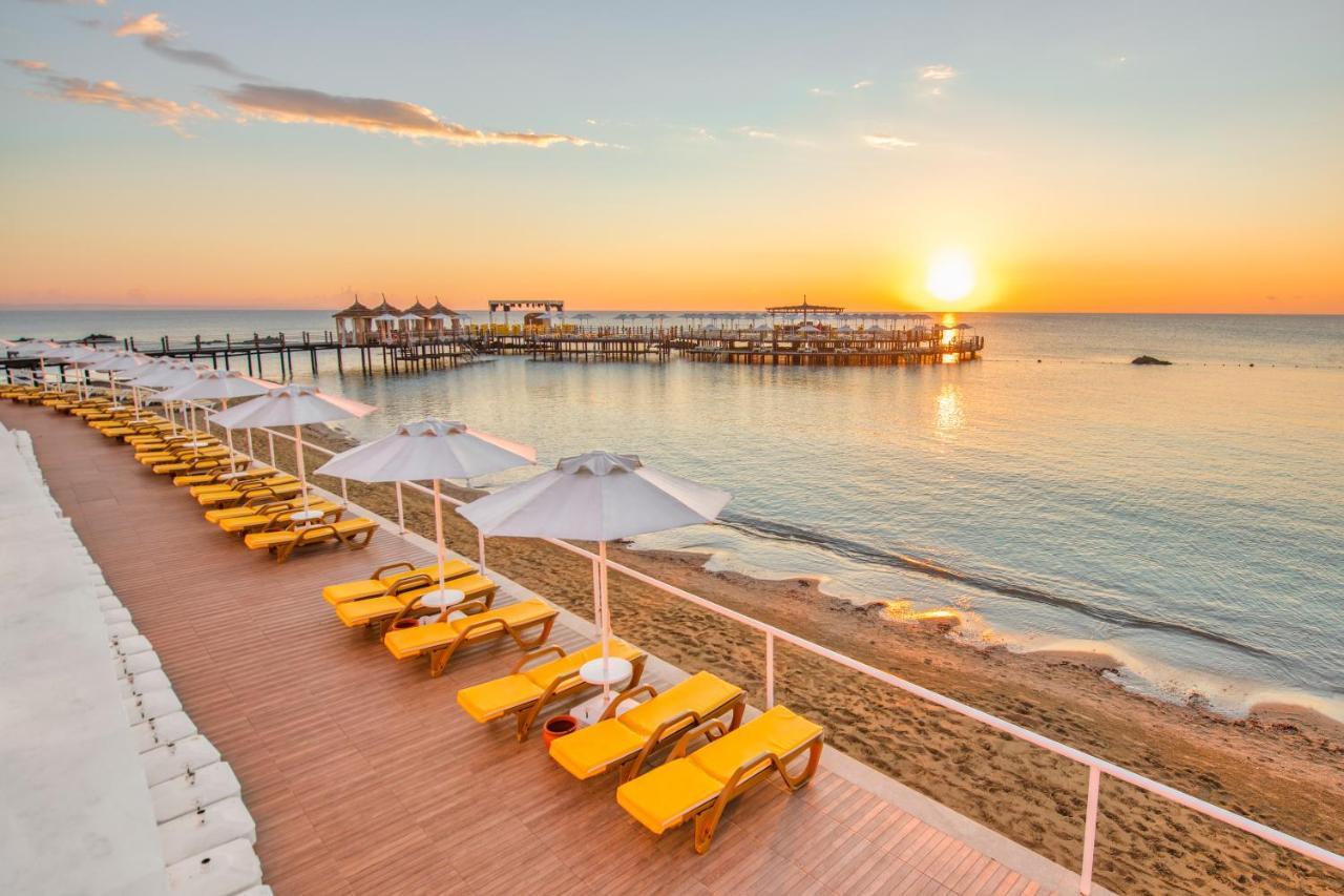 Salamis Bay Conti Resort Hotel & Casino Famagusta  Exteriér fotografie Sunset at the beach